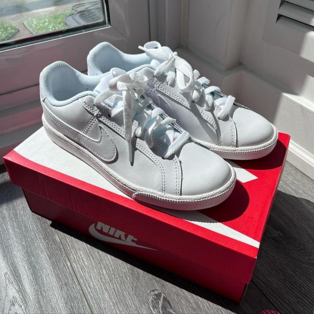 SOLD | Nike Court Royale